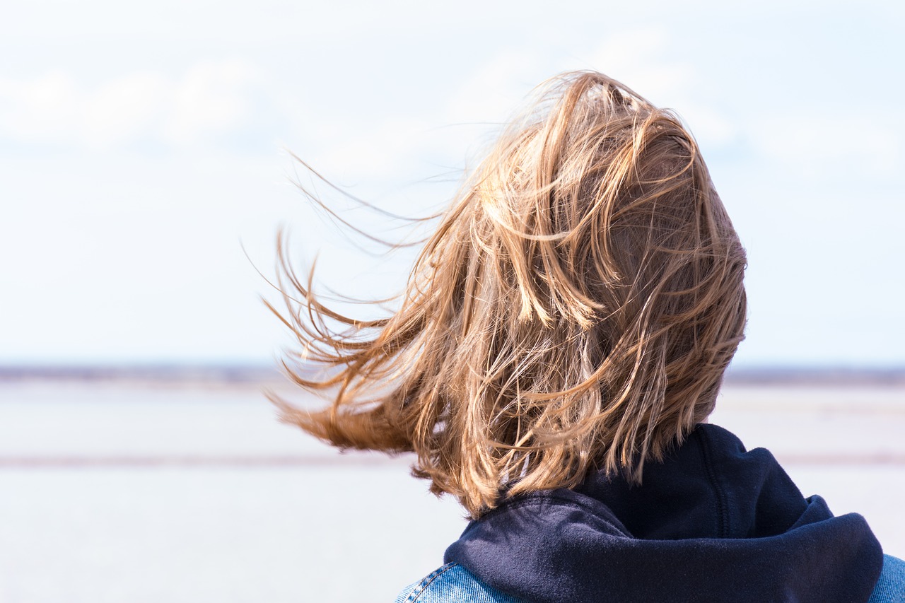 Kvinde ved havet der tænker over hun ikke længere skal misbruge kokain, hash og alkohol.